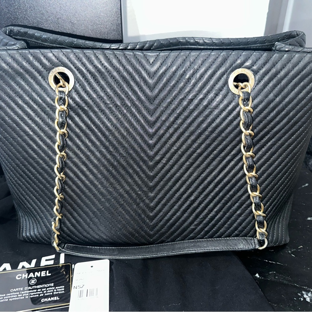 SOLD! CHANEL Wrinkled Lambskin Chevron Quilted Large  Tote Black Gold Hardware - Picture 8 of 16